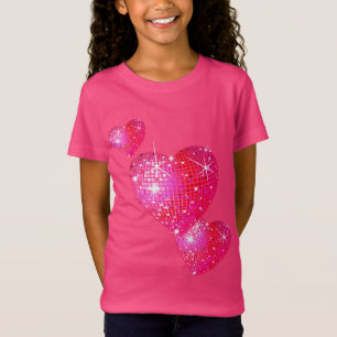 La camiseta del chica del corazón de la tarjeta