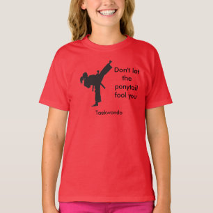 La camiseta del chica del Taekwondo no deja la