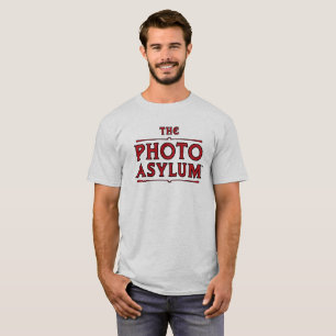 La camiseta del funcionario del asilo de la foto