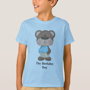 La camiseta del muchacho del cumpleaños