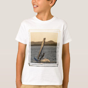 La camiseta del niño de la imagen del Windsurfer