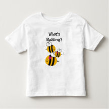 La camiseta del niño manosea las abejas que zumban