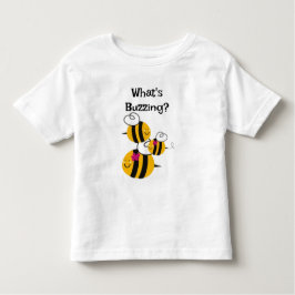 La camiseta del niño manosea las abejas que zumban