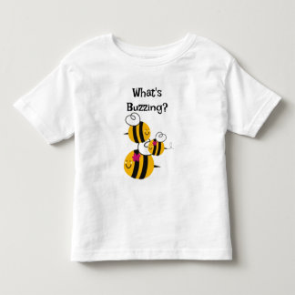 La camiseta del niño manosea las abejas que zumban