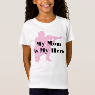 La camiseta del niño militar de la mamá