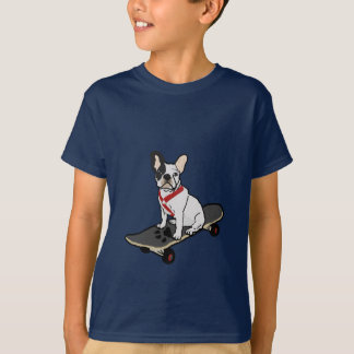 La camiseta del niño que anda en monopatín del
