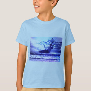 La camiseta del niño que practica surf de la
