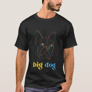 La camiseta del perro grande corre con una camiset