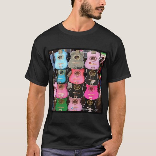 La camiseta del soporte de la guitarra
