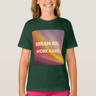 La camiseta "Dream Big, Work Hard" es perfecta par