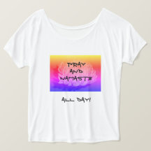 La camiseta gráfica desgarbada de las mujeres