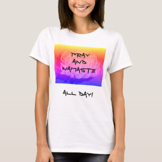La camiseta gráfica desgarbada de las mujeres