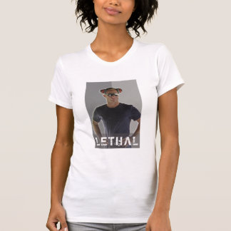La camiseta menuda de las mujeres mortales
