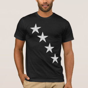 La camiseta negra del hombre con estrellas diagona