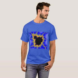 La camiseta oscura básica de los hombres
