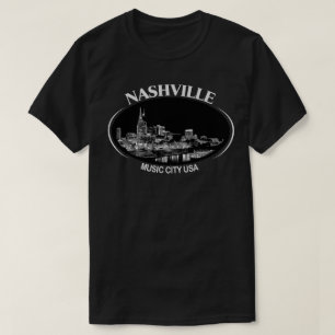 La camiseta oscura básica de los hombres de ciudad