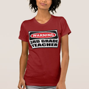 La camiseta oscura de las 3ro del GRADO mujeres de