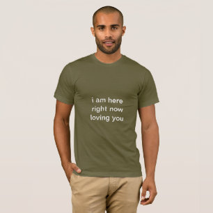 La camiseta oscura de los hombres con el texto