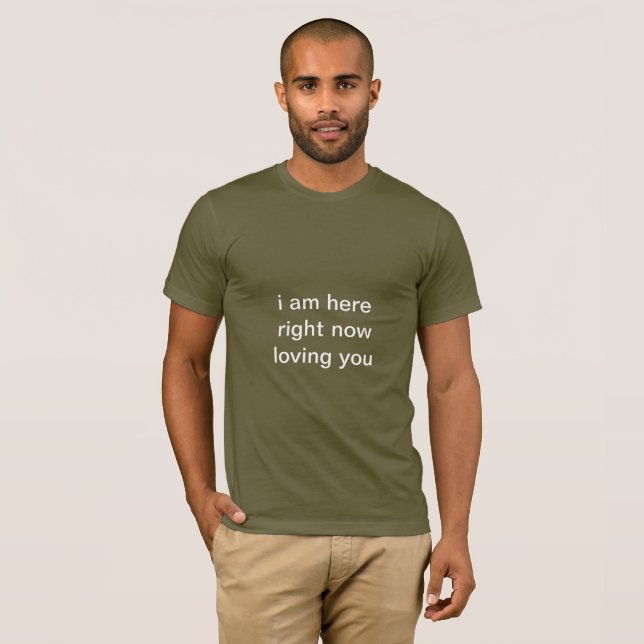La camiseta oscura de los hombres con el texto (Anverso completo)
