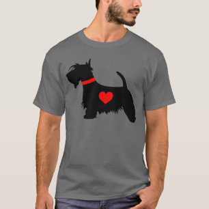 La camiseta oscura de los hombres del corazón del