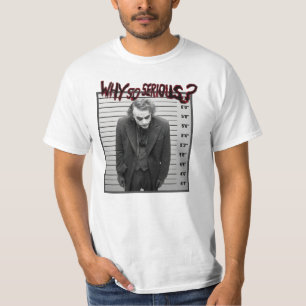 La camiseta oscura del caballero