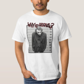 La camiseta oscura del caballero