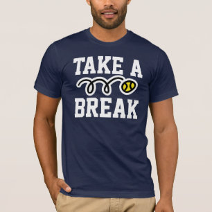 La camiseta oscura del tenis para los niños de la