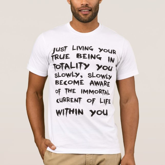 La camiseta Osho del hombre. Apenas viviendo su (Anverso)