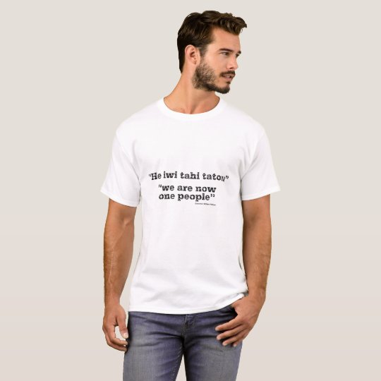 La camiseta política blanca de los hombres
