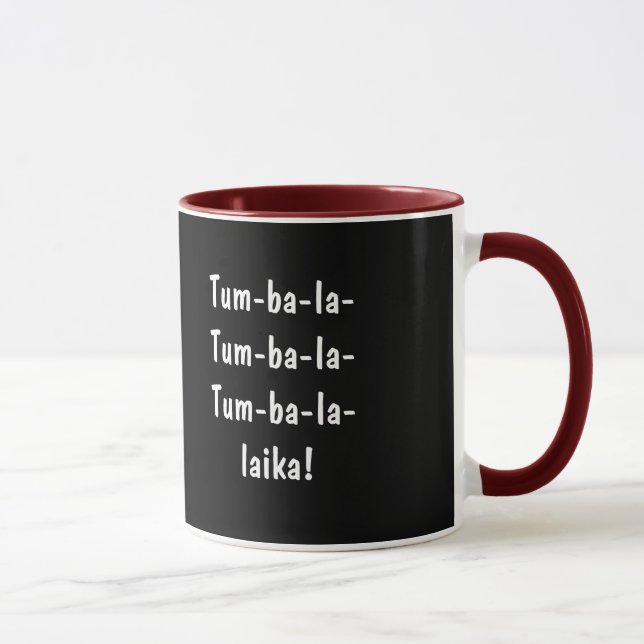 La canción observa la taza de café del Balalaika (Derecha)
