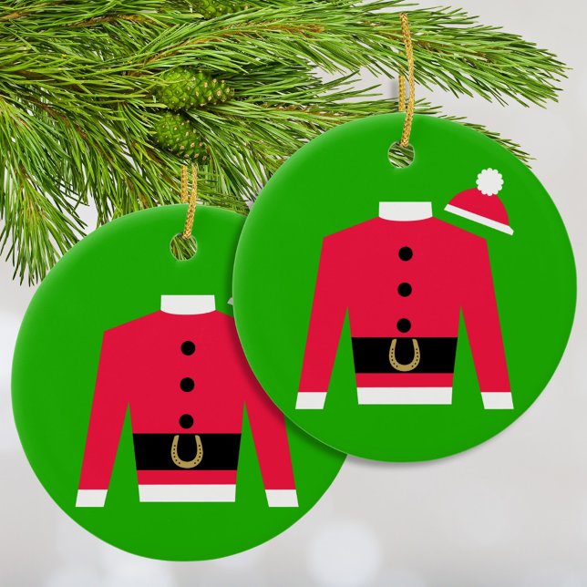 La Carreras de jockey de Santa Seda con un adorno  (Santa Claus jockey silks in bright read on green with a fluffy pompom. Round Christmas Ornament.)