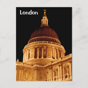 La catedral brilla por la noche en la postal de St