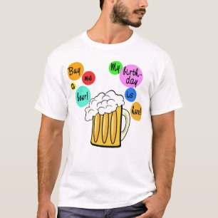 La cerveza coloreada burbujea camiseta del