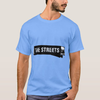 La chica de la camiseta clásica de las calles