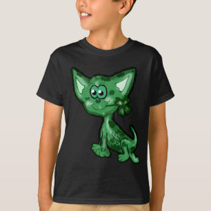 La chihuahua irlandesa verde embroma la camisa
