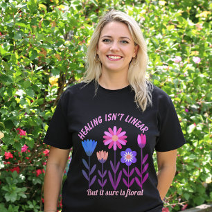 La curación no es una camiseta floral oscura linea