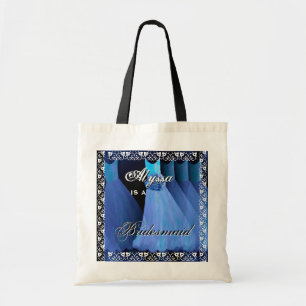 La dama de honor azul soñadora viste la bolsa de
