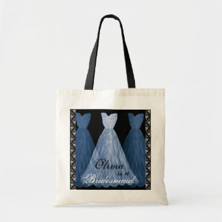 La dama de honor AZUL viste la bolsa de asas del