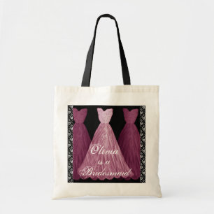 La dama de honor ROSADA viste la bolsa de asas del