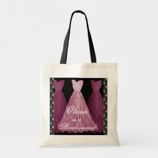 La dama de honor ROSADA viste la bolsa de asas del