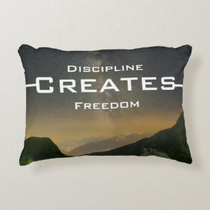 La Disciplina Crea Libertad – Almohada de Acento