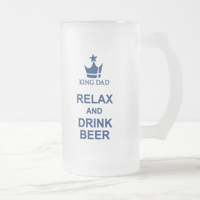 La diversión de rey Dad relaja y bebe la taza de (Derecha)