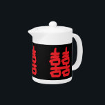 La doble felicidad en la tetera roja<br><div class="desc">El símbolo de la doble felicidad en este recipiente de té es un símbolo chino que usualmente se usa en feng shui para ayudar con el amor y otras cosas en un recipiente de té.</div>