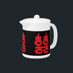 La doble felicidad en la tetera roja<br><div class="desc">El símbolo de la doble felicidad en este recipiente de té es un símbolo chino que usualmente se usa en feng shui para ayudar con el amor y otras cosas en un recipiente de té.</div>