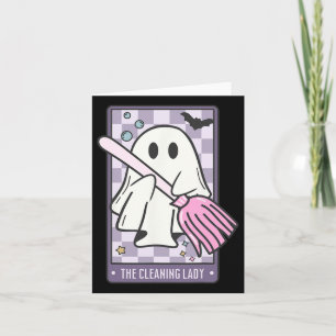 La dueña de la casa de Halloween con la tarjeta de