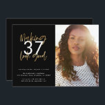 La edad de oro se ve bien, cumpleaños de fotos<br><div class="desc">Hacer que 50 parezca una buena invitación para el cumpleaños de la foto. Diseño monocromo de texto de escritura moderna y efecto oro. Parte de una colección.</div>