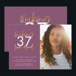 La edad de oro se ve bien, cumpleaños de fotos<br><div class="desc">Hacer que 50 parezca una buena invitación para el cumpleaños de la foto. Diseño monocromo de texto de escritura moderna y efecto oro. Parte de una colección. púrpura</div>