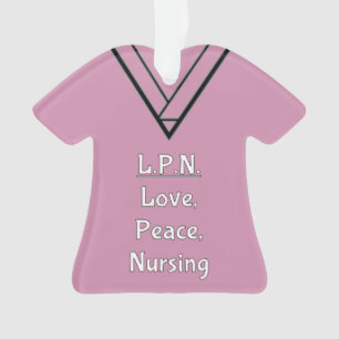 La enfermera de LPN friega el ornamento