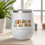 La Enfermería retro al estilo de Groovy de los año<br><div class="desc">Regale este tumbler de 'Enfermería es mi vibe' a la enfermera en su vida.</div>