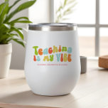La enseñanza de Groovy 1970 es mi opinión, profeso<br><div class="desc">Regale este tumbler de 'Enseñar es mi vibe' al profesor en su vida.</div>